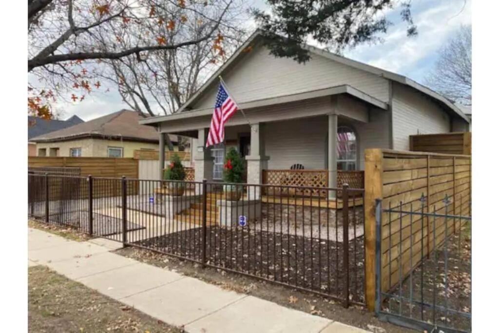 Stockyards!-1 Block Away ! Cowboy Cottage Sleeps 9 Fort Worth Kültér fotó