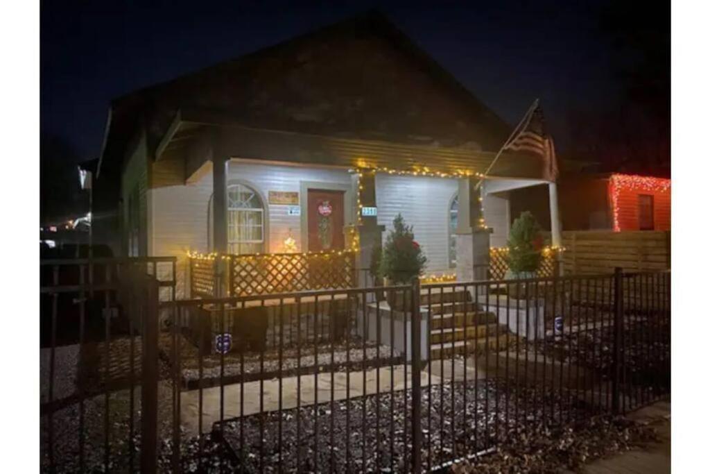 Stockyards!-1 Block Away ! Cowboy Cottage Sleeps 9 Fort Worth Kültér fotó