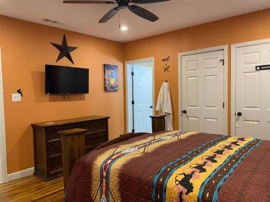 Stockyards!-1 Block Away ! Cowboy Cottage Sleeps 9 Fort Worth Kültér fotó