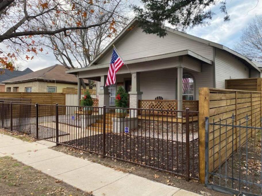 Stockyards!-1 Block Away ! Cowboy Cottage Sleeps 9 Fort Worth Kültér fotó