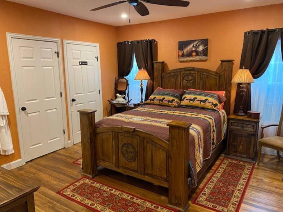 Stockyards!-1 Block Away ! Cowboy Cottage Sleeps 9 Fort Worth Kültér fotó
